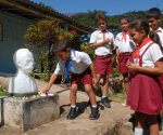 Los niños ponen flores todos los días en el busto de José Martí, en su escuela en la Sierra Maestra. Foto: Armando Contreras Tamayo.