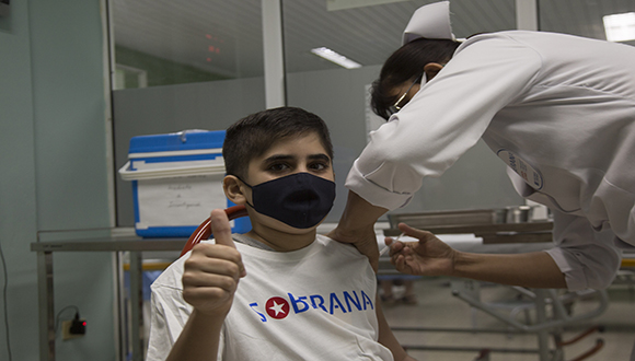 Gabriel García Fernández, de 12 años, primer paciente pediátrico en ser vacunado con Soberana 02, como parte del ensayo clínico con niños de 12 a 18 años. Foto: Ismael Francisco/ Cubadebate.